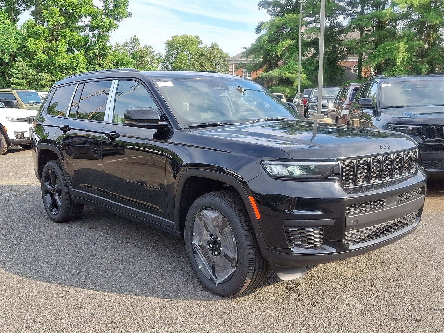 2025 Jeep Grand Cherokee Altitude photo 2