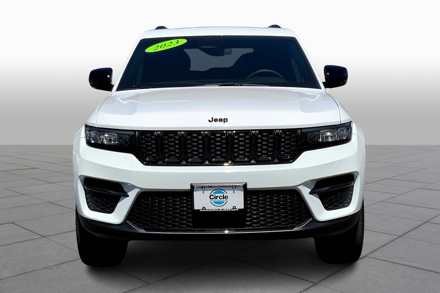2023 Jeep Grand Cherokee Laredo photo 3