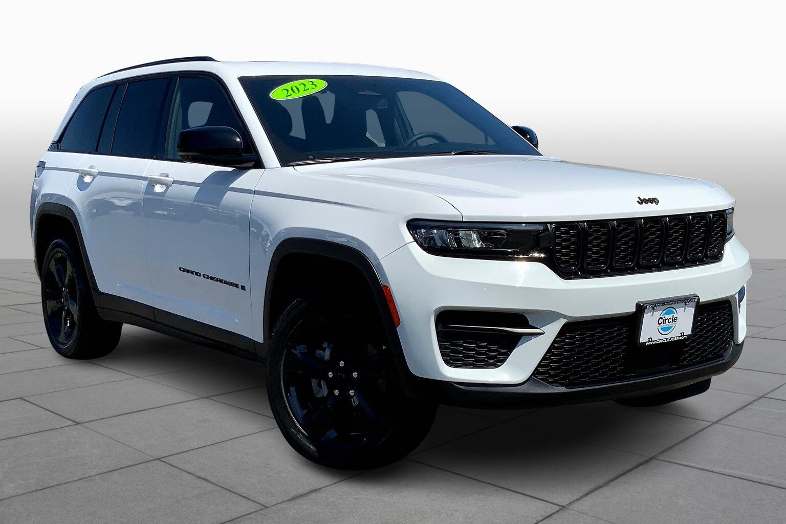 2023 Jeep Grand Cherokee Laredo photo 2