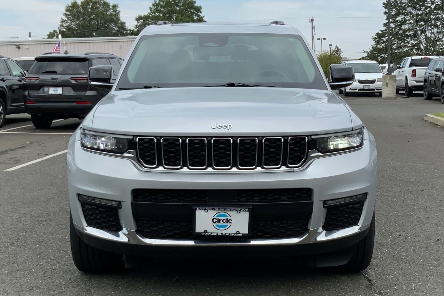 2022 Jeep Grand Cherokee Limited photo 2