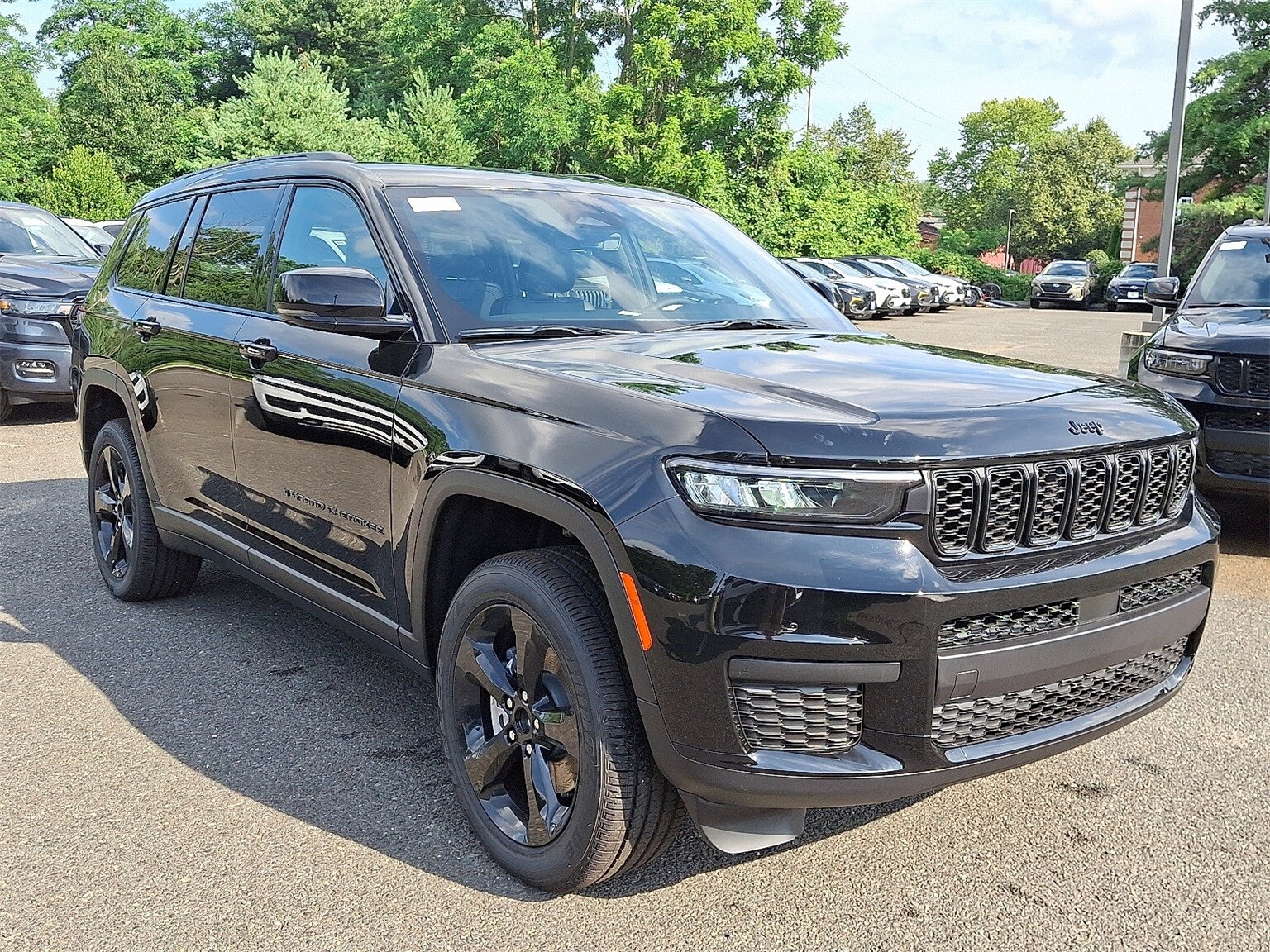 2025 Jeep Grand Cherokee Altitude photo 2