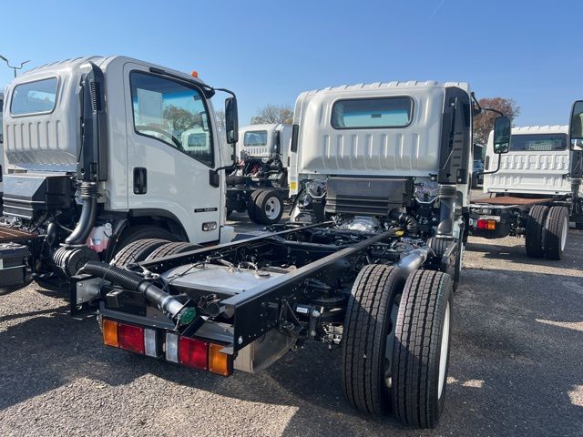 2025 Isuzu NRR photo 2