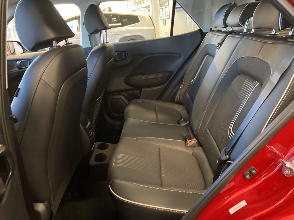 2025 Hyundai Venue Limited - Photo 9