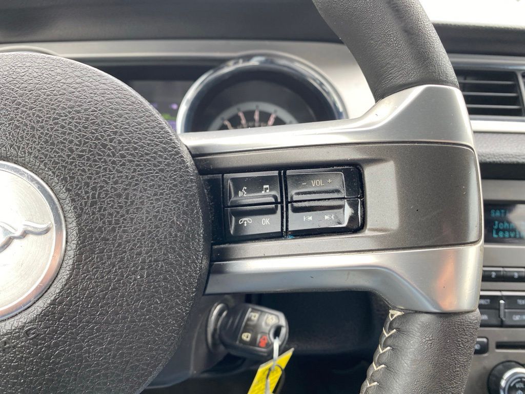 2013 Ford Mustang V6 Premium - Photo 17