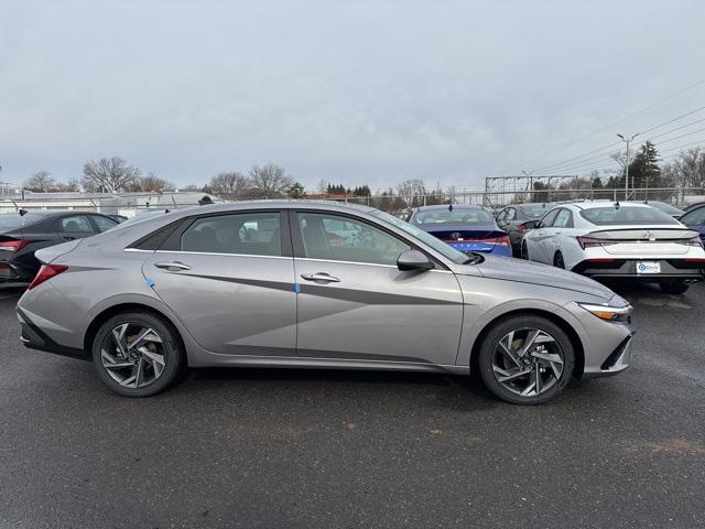 2025 Hyundai Elantra SEL Convenience photo 2