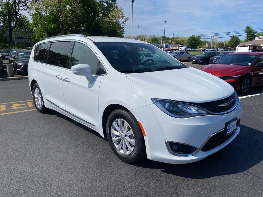 2019 Chrysler Pacifica Touring L's photo