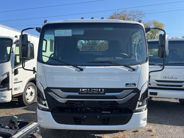 2025 Isuzu NRR photo 3