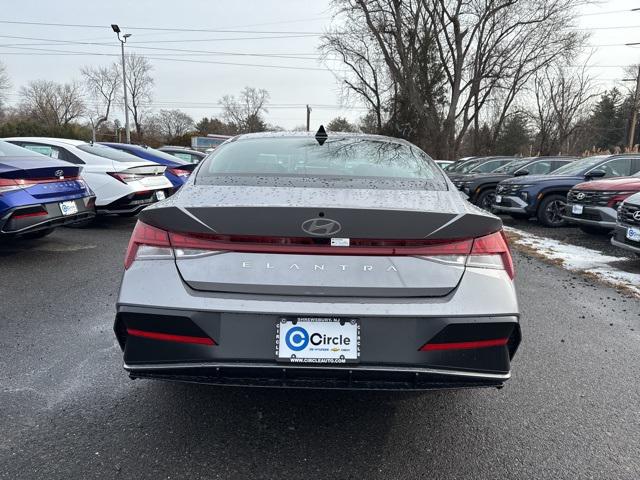 2025 Hyundai Elantra SEL Convenience photo 4