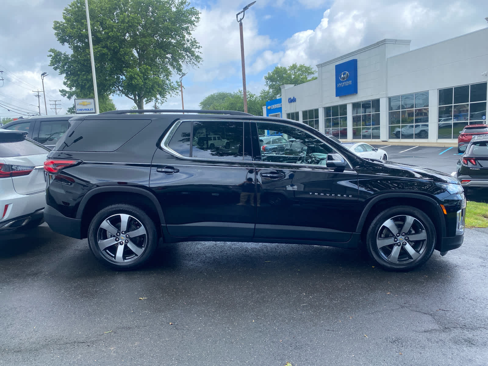 2022 Chevrolet Traverse Leather photo 2