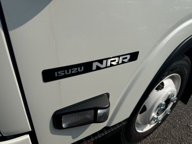 2025 Isuzu NRR photo 3