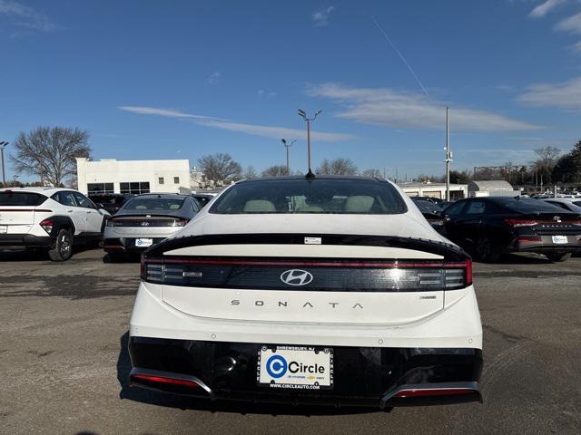 2025 Hyundai Sonata Hybrid Limited photo 4