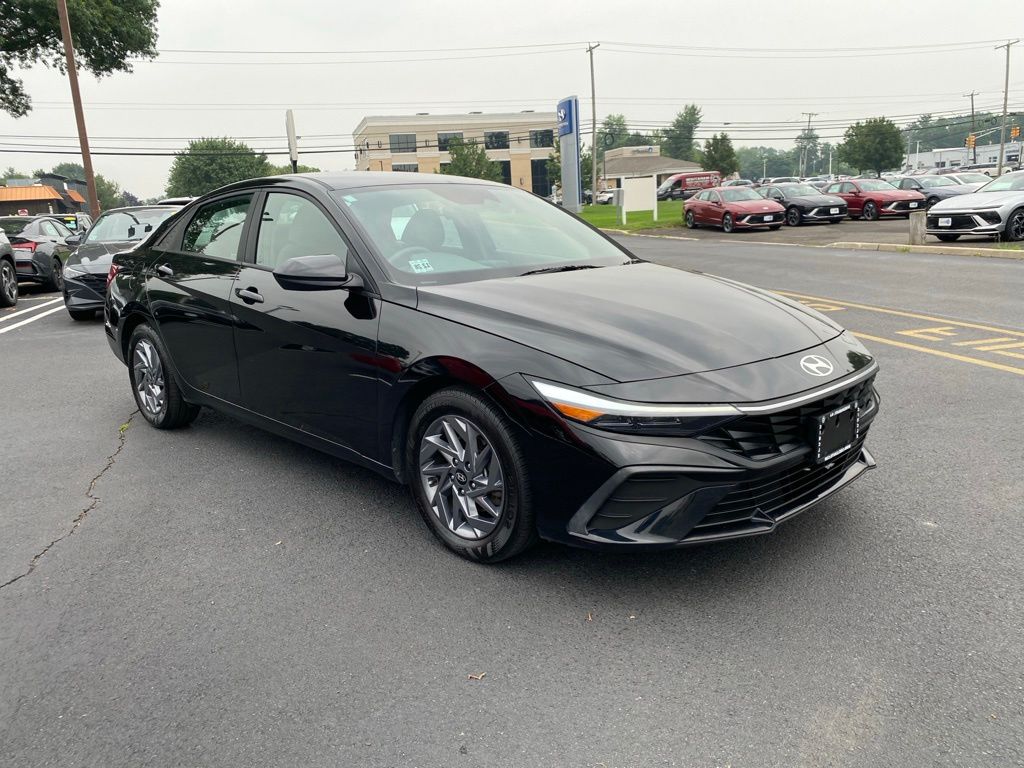 2024 Hyundai Elantra SEL - Photo 1