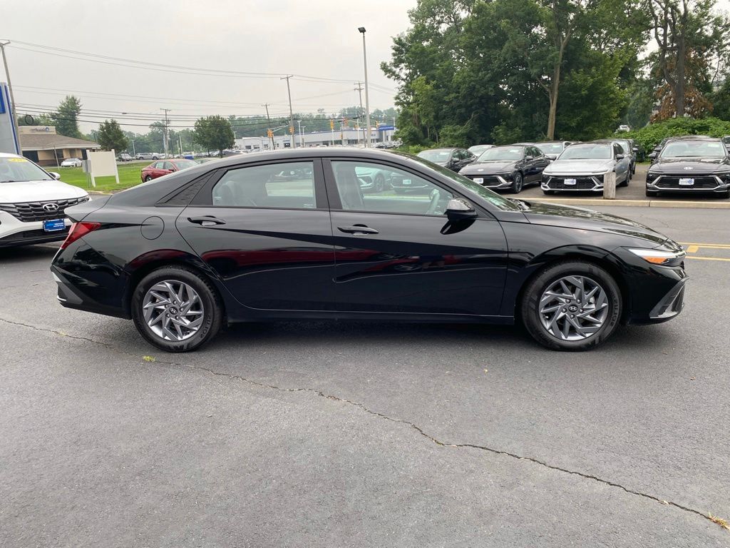 2024 Hyundai Elantra SEL - Photo 2