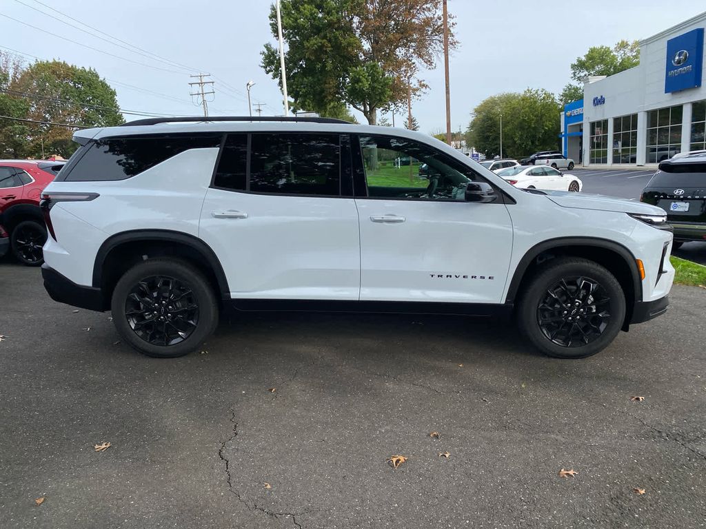 2026 Chevrolet Traverse photo 2