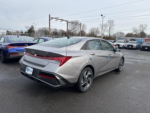 2025 Hyundai Elantra SEL Convenience photo 3