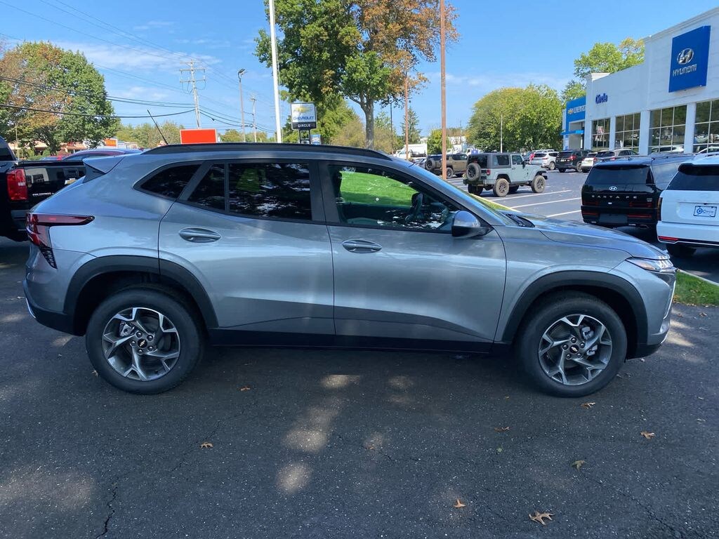 New 2025 Chevrolet Trax LT SUV
