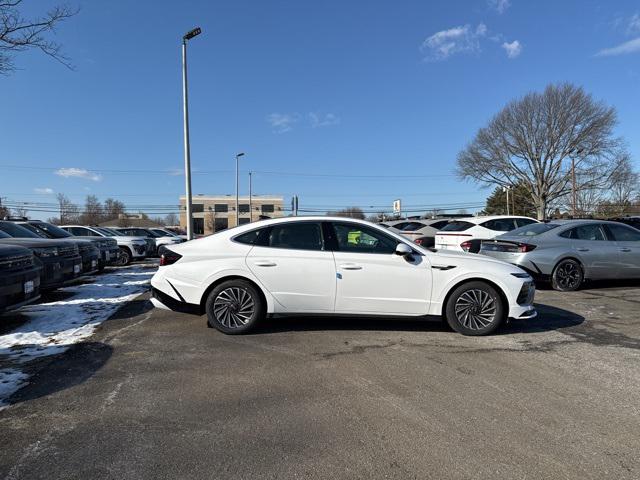 2025 Hyundai Sonata Hybrid Limited photo 2