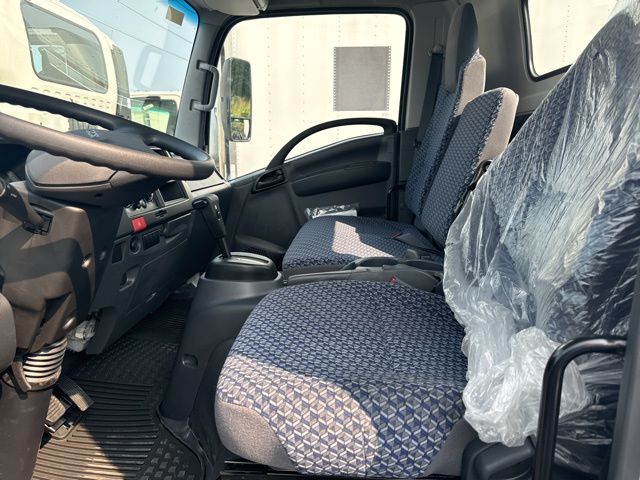 2025 Isuzu NRR photo 4