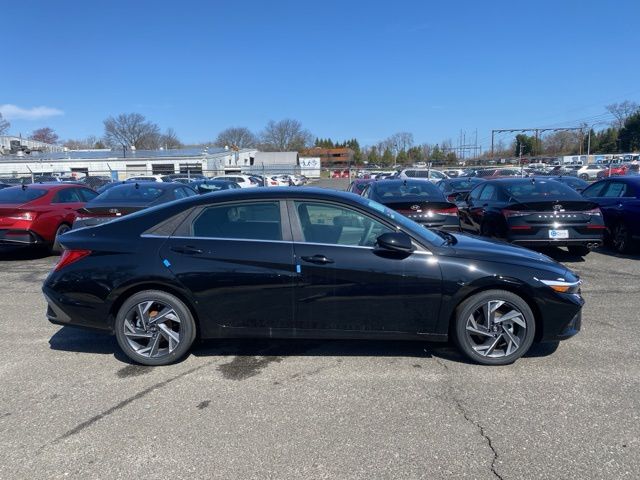 2025 Hyundai Elantra SEL Convenience photo 2