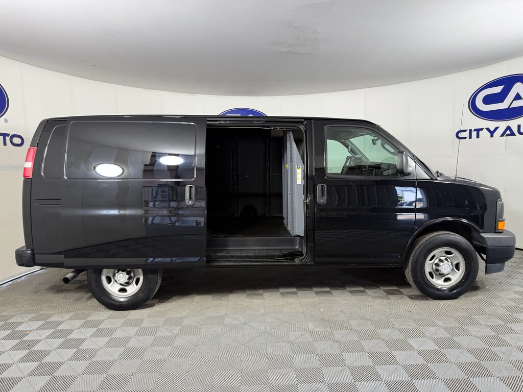 2017 Chevrolet Express 2500 Work Van photo 4