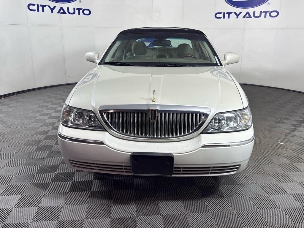 Certified 2005 Lincoln Town Car Signature Limited with VIN 1LNHM82W25Y629027 for sale in Memphis, TN