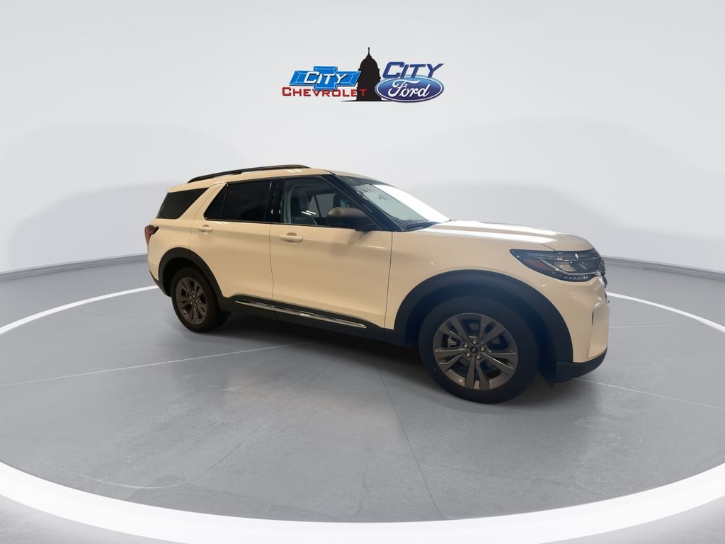 2025 Ford Explorer photo 2