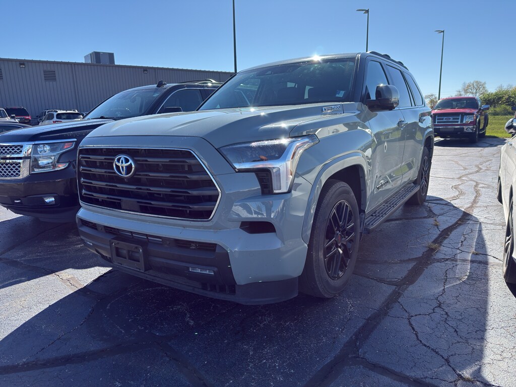 2024 Toyota Sequoia SR5 photo 3