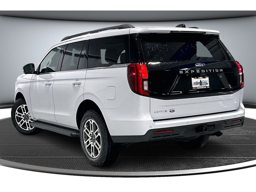 2025 Ford Expedition photo 2