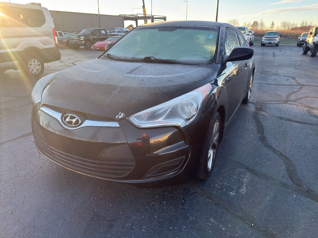 2016 Hyundai Veloster Base photo 2