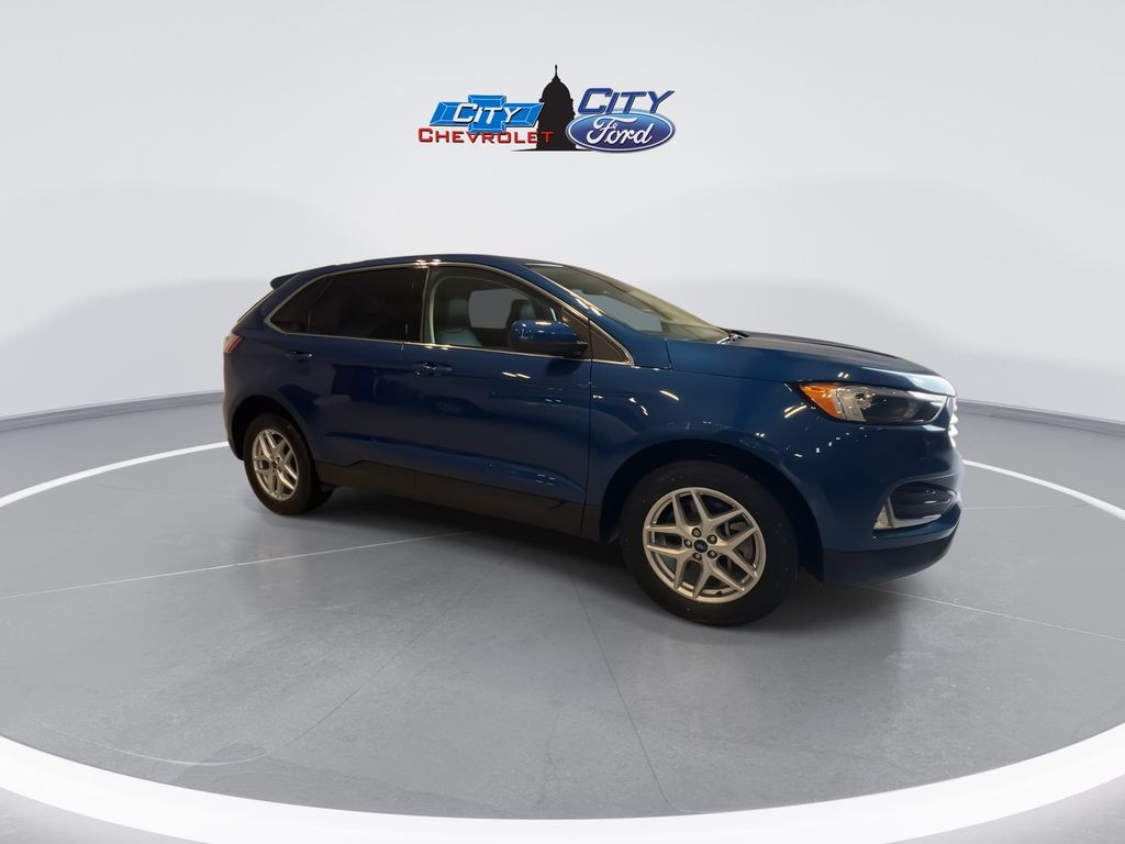2022 Ford Edge SEL photo 2