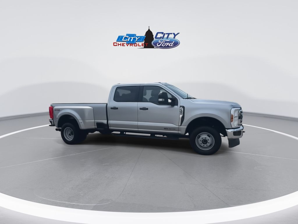 2024 Ford F-350 XLT photo 2