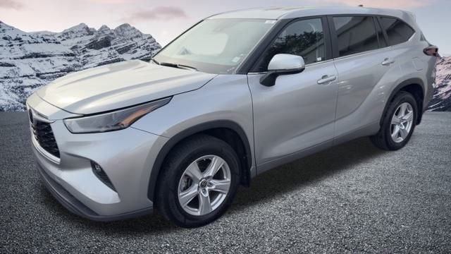 2024 Toyota Highlander LE's photo