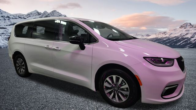 2024 Chrysler Pacifica PHEV Select's photo
