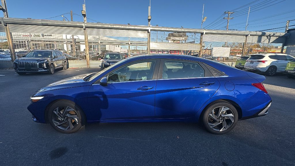 2024 Hyundai Elantra SEL Convenience photo 2