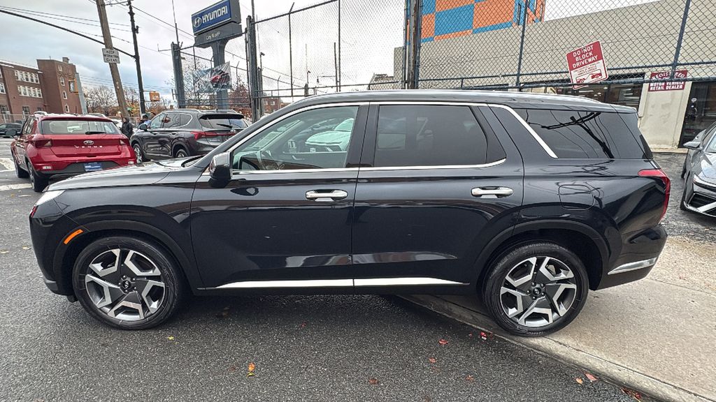 2024 Hyundai Palisade Limited photo 2