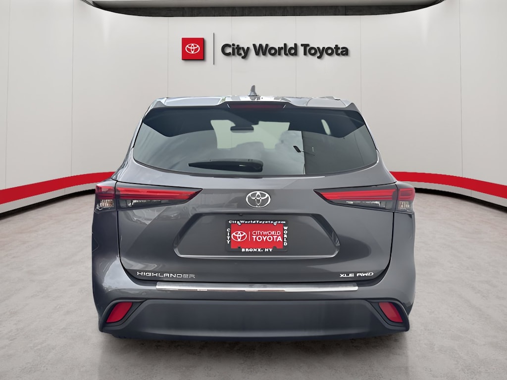 Used 2022 Toyota Highlander XLE Sport Utility