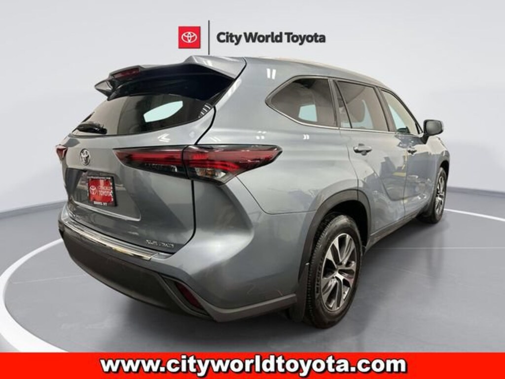 Used 2024 Toyota Highlander XLE Sport Utility