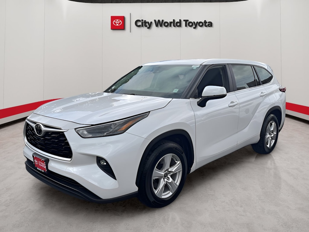 Used 2023 Toyota Highlander LE Sport Utility