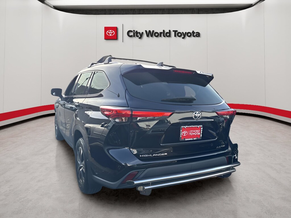 Used 2021 Toyota Highlander XLE Sport Utility