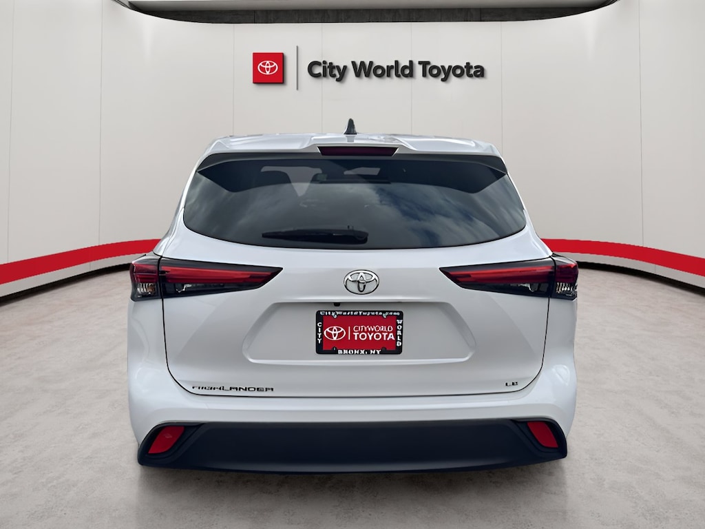 Used 2023 Toyota Highlander LE Sport Utility