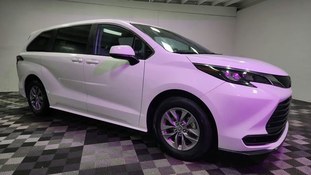 2024 Toyota Sienna LE 8-Passenger Hybrid FWD's photo