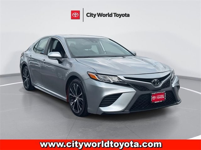 2020 Toyota Camry SE's photo