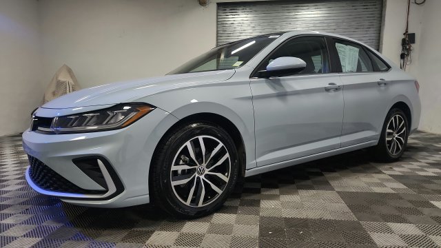 2025 Volkswagen Jetta SE - Photo 4