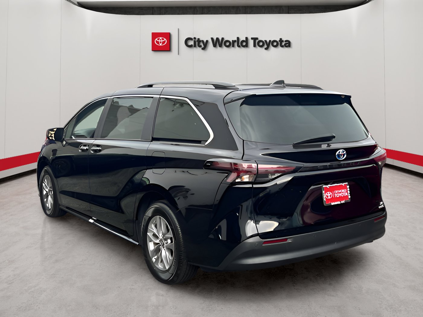 2024 Toyota Sienna XLE photo 4