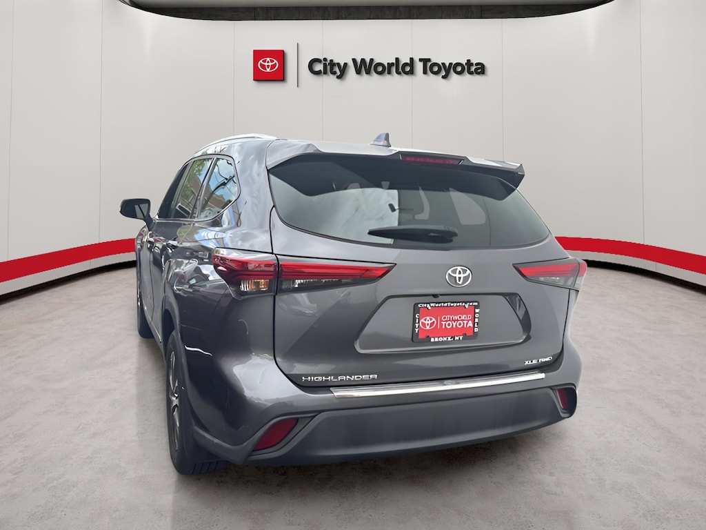 Used 2022 Toyota Highlander XLE Sport Utility