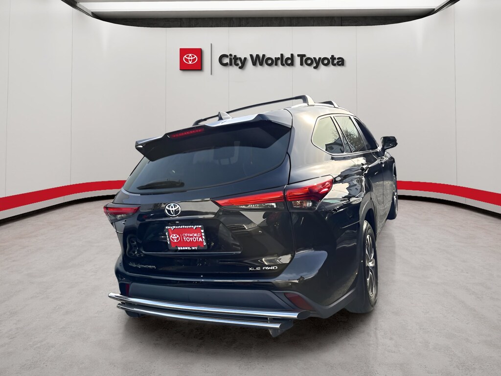 Used 2021 Toyota Highlander XLE Sport Utility