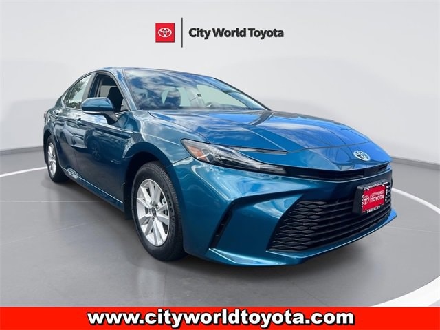 2025 Toyota Camry LE's photo