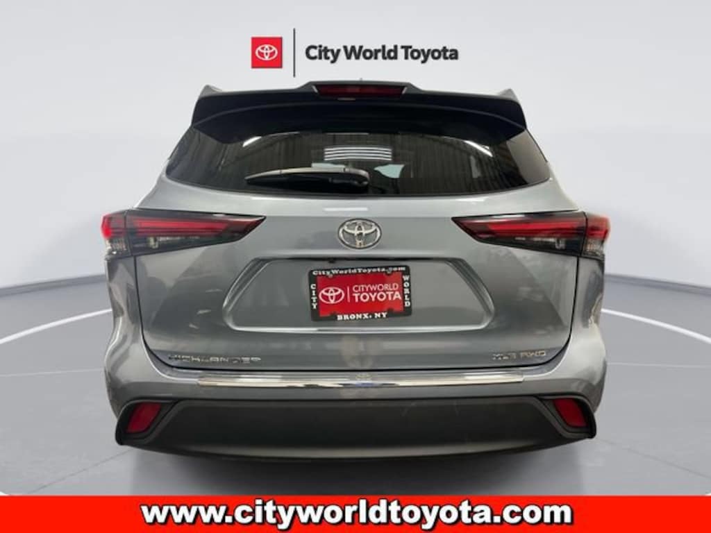 Used 2024 Toyota Highlander XLE Sport Utility