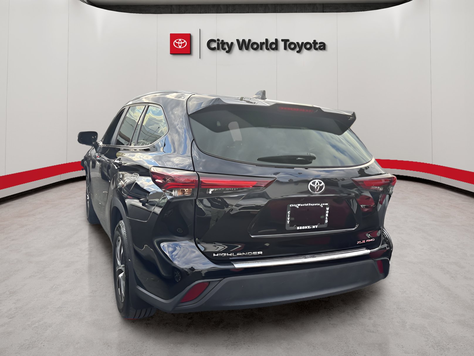 2024 Toyota Highlander XLE photo 3