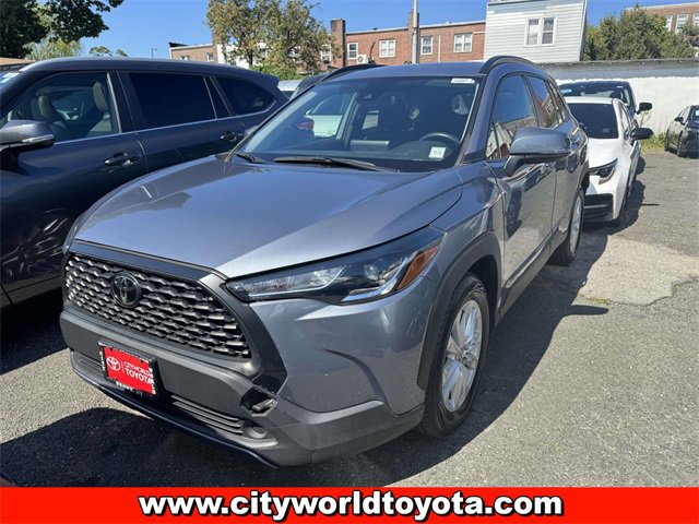 2022 Toyota Corolla Cross LE photo 2